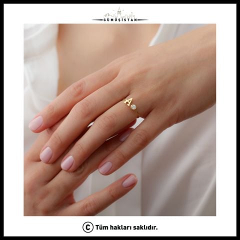 Kişiye Özel Harfli Tektaş Yüzük – Baş Harf ve Taş Detaylı Minimal Kadın Yüzüğü
