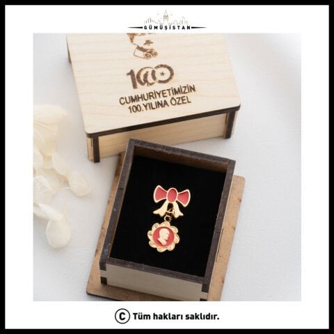 14 Ayar Altın Kaplama Ahşap Kutulu Atatürk Portresi Kurdeleli Yaka Rozeti