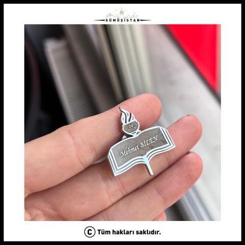 Rhoudium Kaplama Ahşap Kutulu Kişiye Özel Öğretmenler Günü Yaka İğnesi