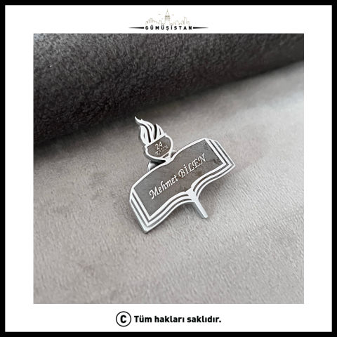 Rhoudium Kaplama Ahşap Kutulu Kişiye Özel Öğretmenler Günü Yaka İğnesi