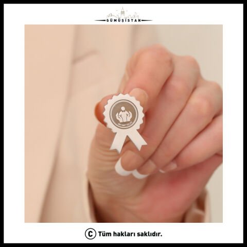 Rhoudium Kaplama Ahşap Kutulu Kişiye Özel Öğretmenler Günü Yaka İğnesİ