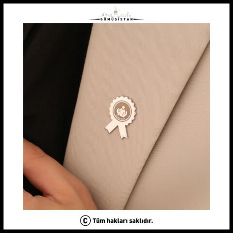Rhoudium Kaplama Ahşap Kutulu Kişiye Özel Öğretmenler Günü Yaka İğnesİ