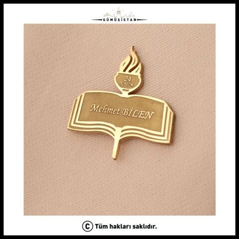 Kişiye Özel Öğretmen Yaka Rozeti – İsimli Kitap ve Meşale Tasarımlı 24 Kasım Öğretmenler Günü Rozeti