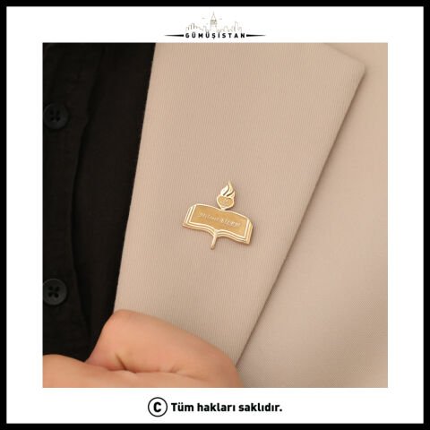 Kişiye Özel Öğretmen Yaka Rozeti – İsimli Kitap ve Meşale Tasarımlı 24 Kasım Öğretmenler Günü Rozeti