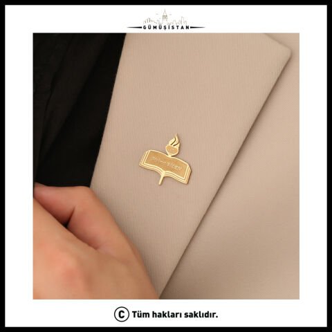 Kişiye Özel Öğretmen Yaka Rozeti – İsimli Kitap ve Meşale Tasarımlı 24 Kasım Öğretmenler Günü Rozeti