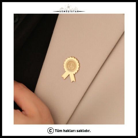14 Ayar Altın Kaplama Ahşap Kutulu Rozet Şekilli Kişiye Özel Öğretmenler Günü Yaka İğnesi