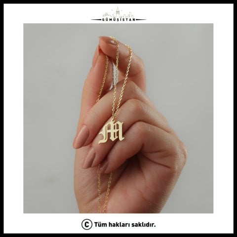 Kişiye Özel Gotik Harf Kolye – Old English Baş Harf Tasarımlı Kolye