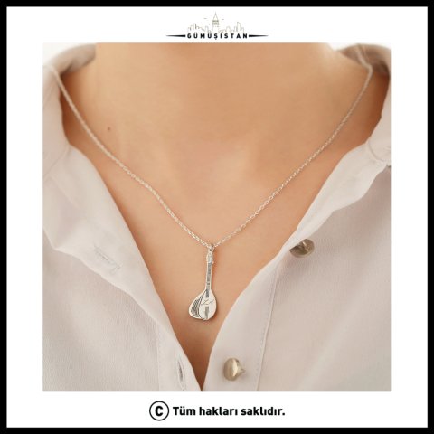 Bağlama Kolye – Saz Figürlü Müzisyen Kolyesi | Kişiye Özel Harfli Takı
