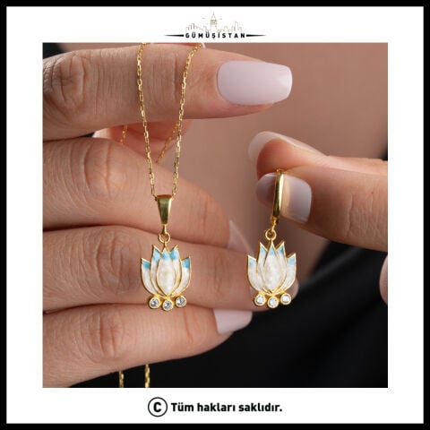 925 Ayar Gümüş Lotus Çiçeği Kolye Küpe Seti – Sedef Detaylı Altın Kaplama Kadın Takı