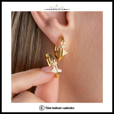 925 Ayar Gümüş Gold Zirkon Taşlı Geometrik Üçgen Detaylı Halka Küpe